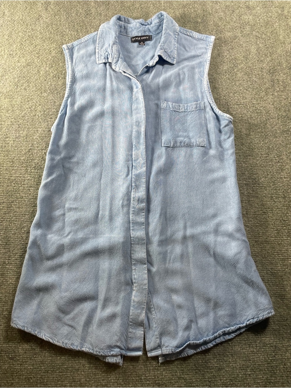 Style Envy Light Blue Sleeveless Chambray‎ Button-Up
